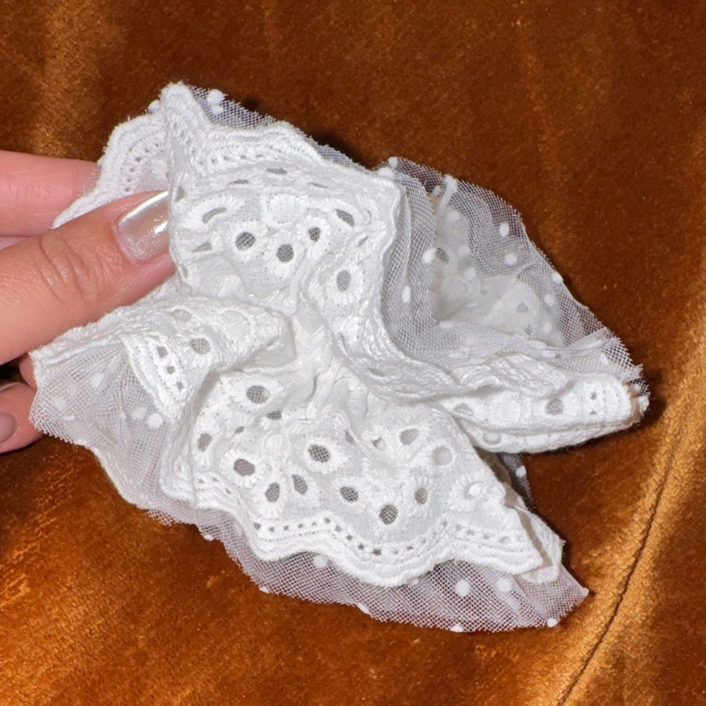 Kristin Ess- NIB White Eyelet & Swiss Dot Lace Oversized Scrunchie - Picture 6 of 10